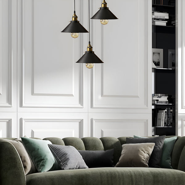Trois suspensions noires en métal avec des ampoules à filament décorent le salon. OL-4826459998,OL-8744469292,